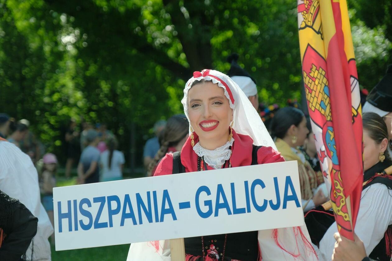  XXXVII Międzynarodowe Spotkania Folklorystyczne rozpoczęła parada zespołów (zdjęcie 8) - Autor: DW