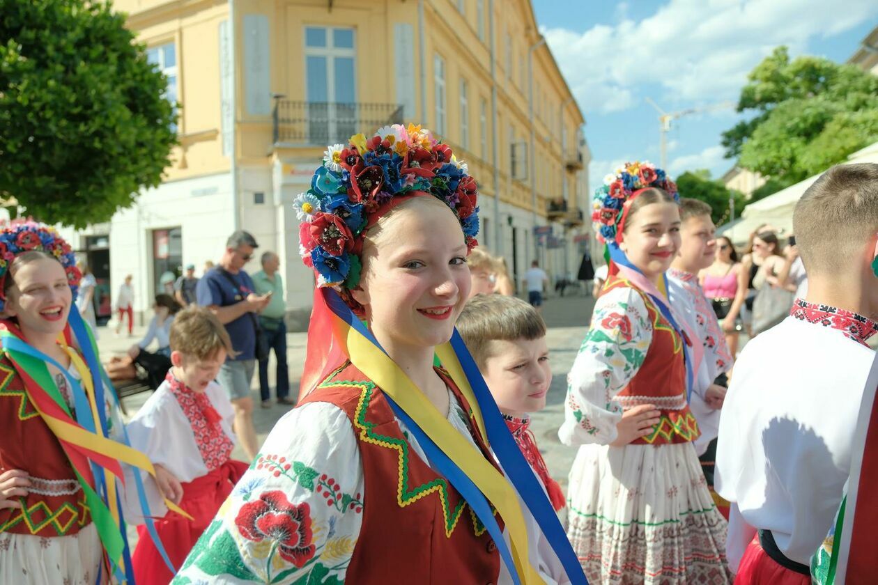  XXXVII Międzynarodowe Spotkania Folklorystyczne rozpoczęła parada zespołów (zdjęcie 17) - Autor: DW