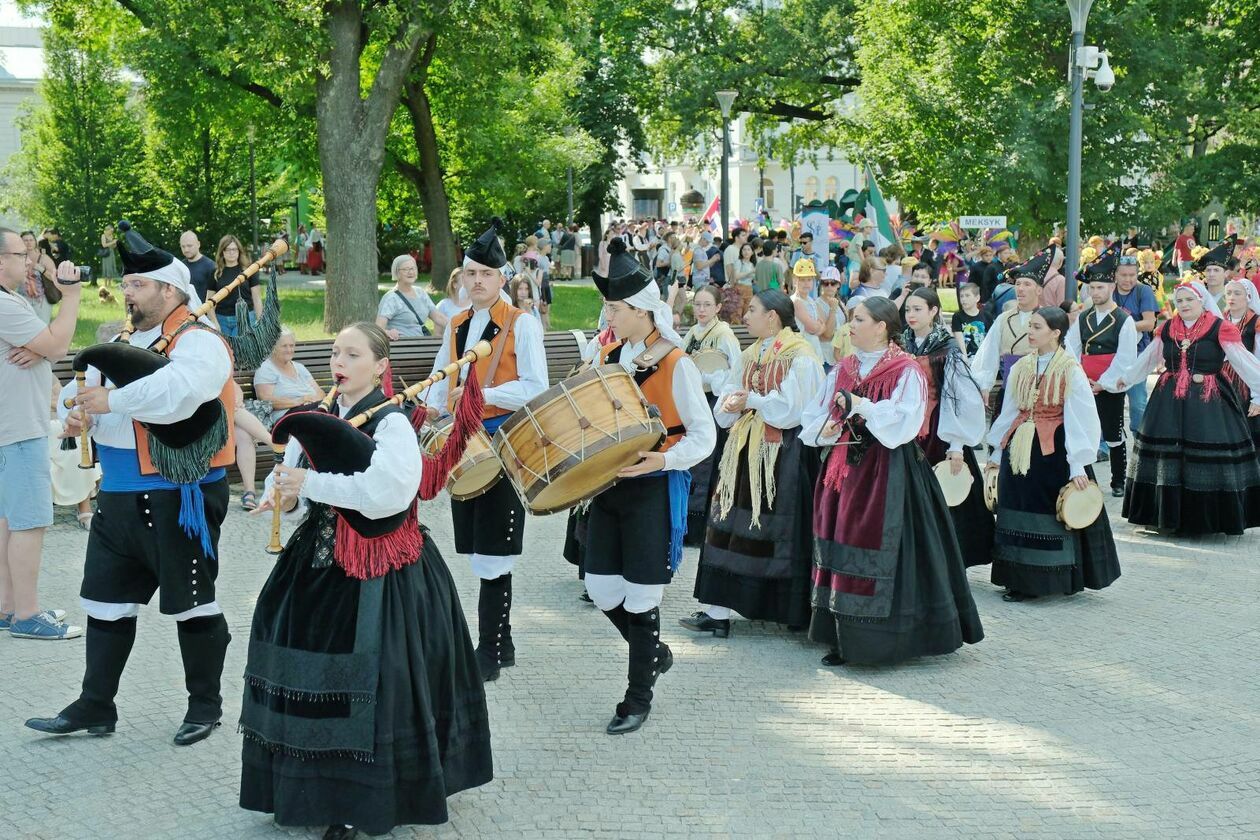  XXXVII Międzynarodowe Spotkania Folklorystyczne rozpoczęła parada zespołów (zdjęcie 24) - Autor: DW