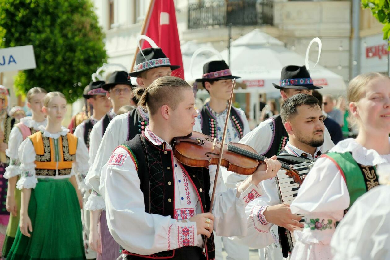  XXXVII Międzynarodowe Spotkania Folklorystyczne rozpoczęła parada zespołów (zdjęcie 42) - Autor: DW