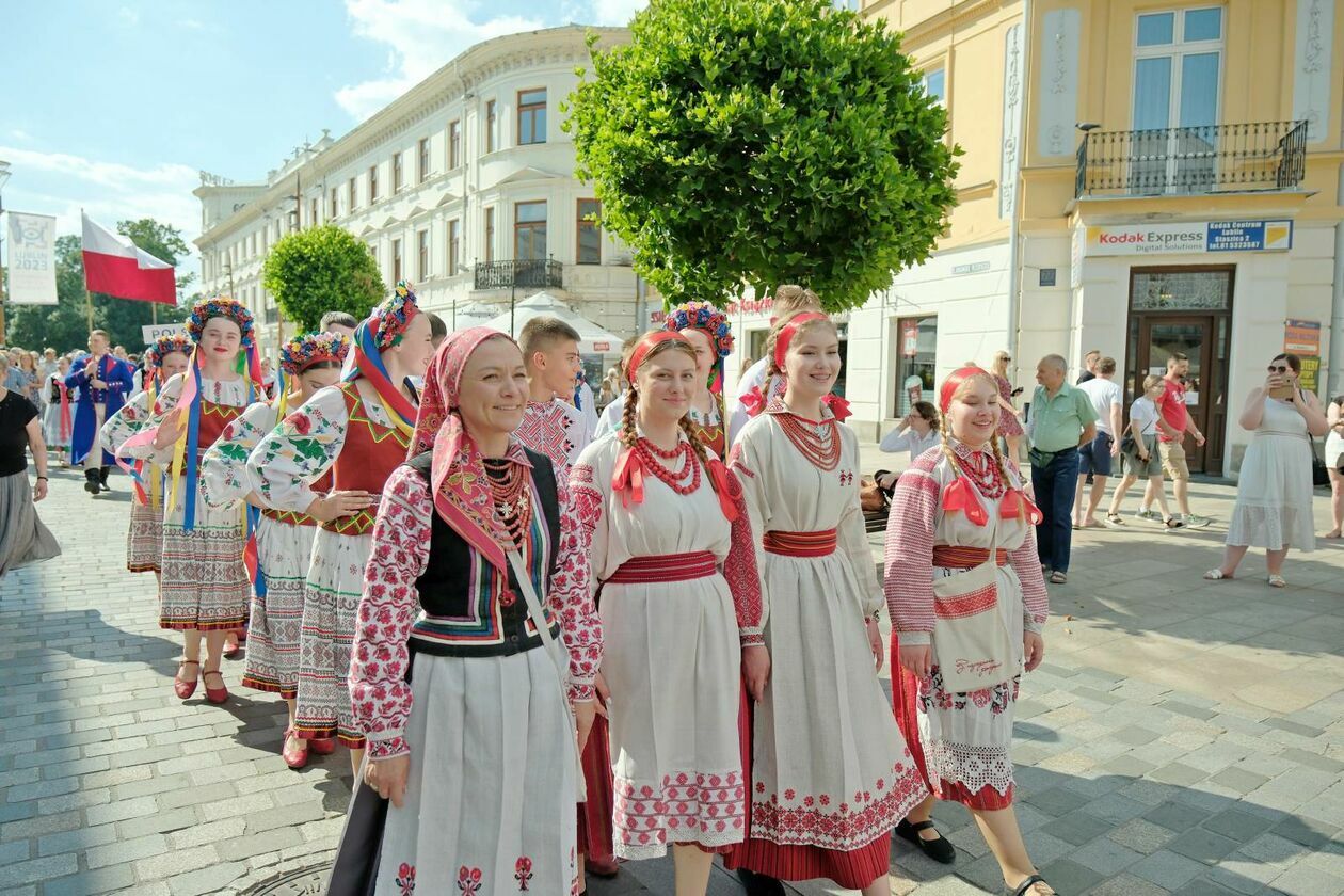  XXXVII Międzynarodowe Spotkania Folklorystyczne rozpoczęła parada zespołów (zdjęcie 46) - Autor: DW