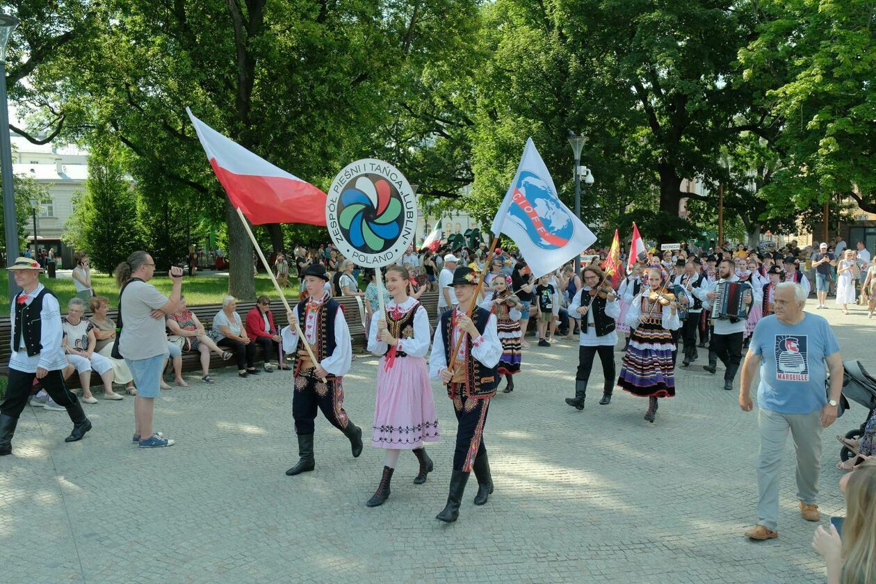  XXXVII Międzynarodowe Spotkania Folklorystyczne rozpoczęła parada zespołów (zdjęcie 19) - Autor: DW