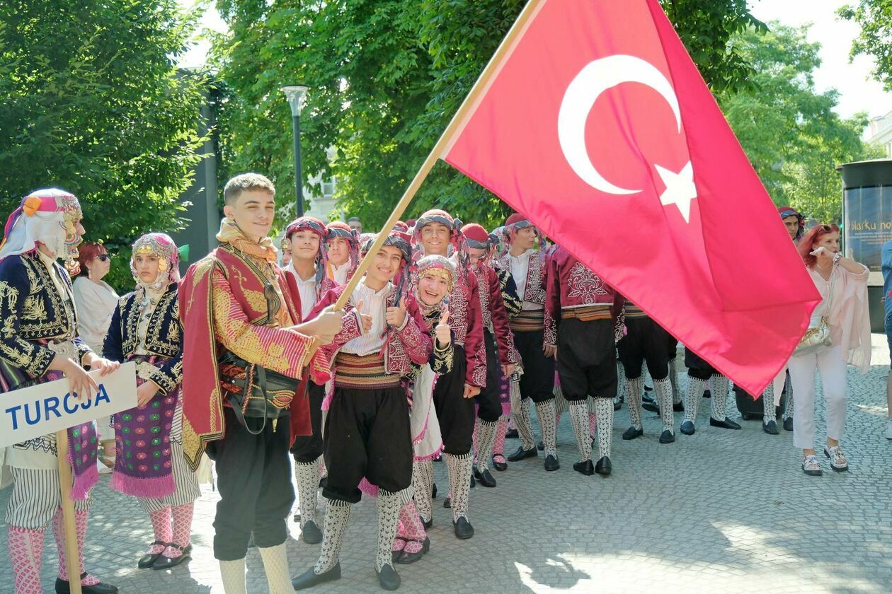  XXXVII Międzynarodowe Spotkania Folklorystyczne rozpoczęła parada zespołów (zdjęcie 12) - Autor: DW