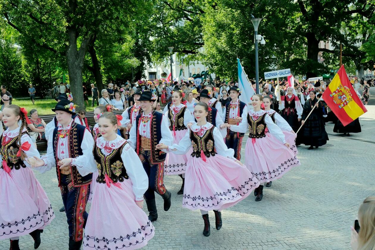  XXXVII Międzynarodowe Spotkania Folklorystyczne rozpoczęła parada zespołów (zdjęcie 21) - Autor: DW