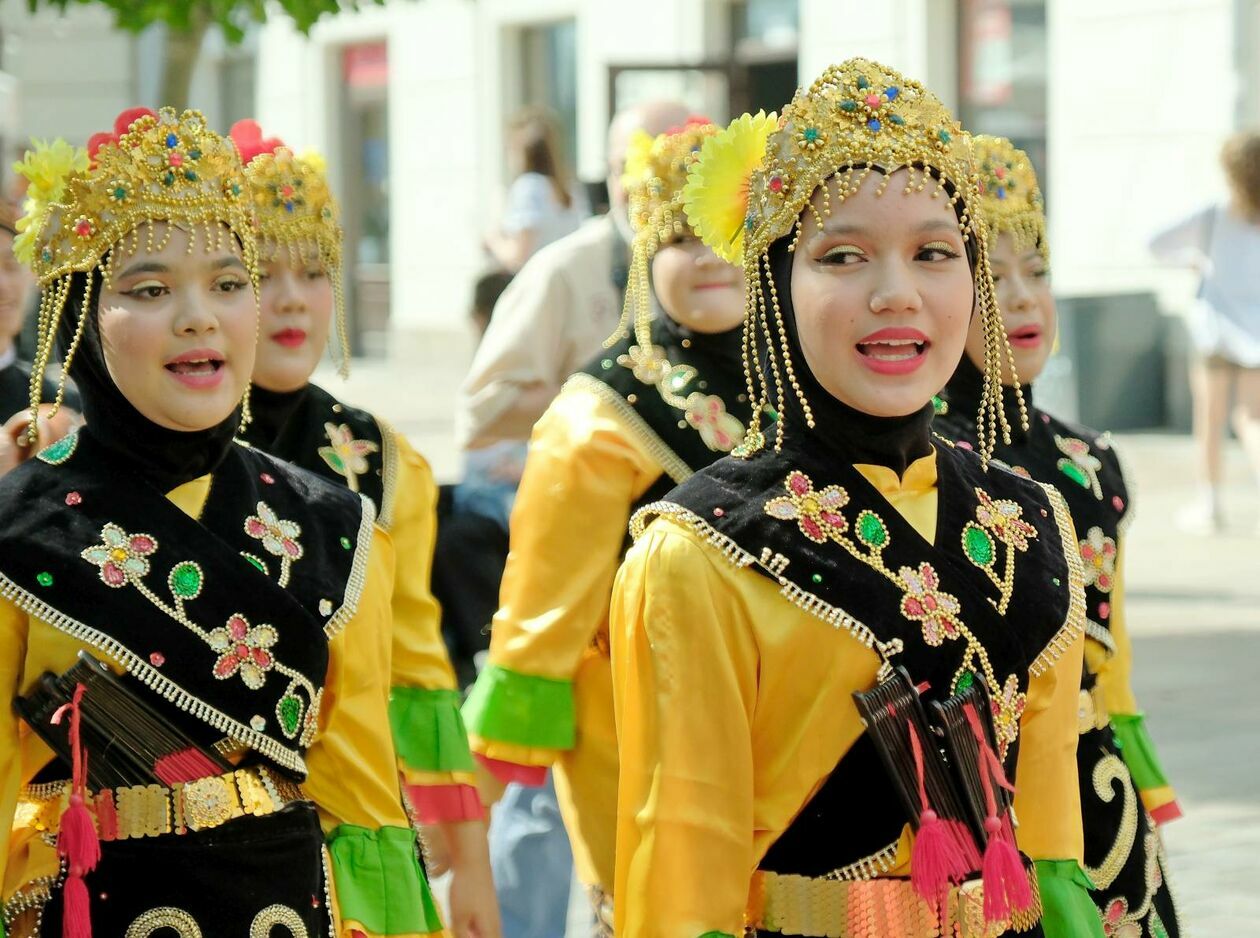  XXXVII Międzynarodowe Spotkania Folklorystyczne rozpoczęła parada zespołów (zdjęcie 34) - Autor: DW