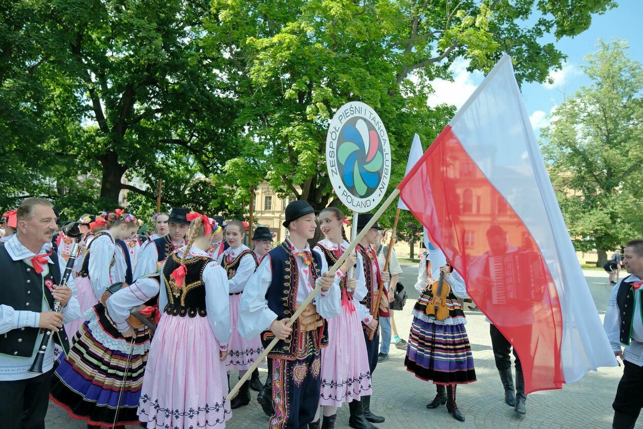  XXXVII Międzynarodowe Spotkania Folklorystyczne rozpoczęła parada zespołów (zdjęcie 3) - Autor: DW