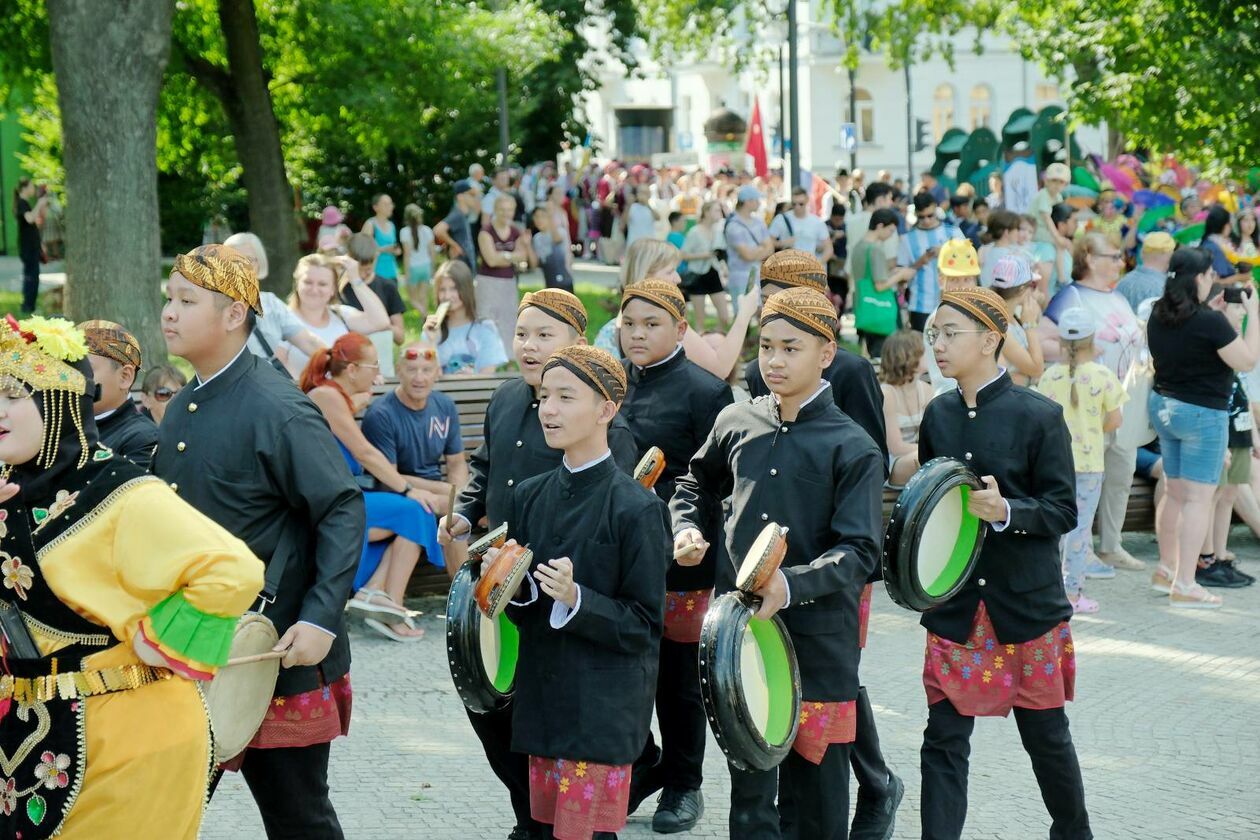  XXXVII Międzynarodowe Spotkania Folklorystyczne rozpoczęła parada zespołów (zdjęcie 26) - Autor: DW