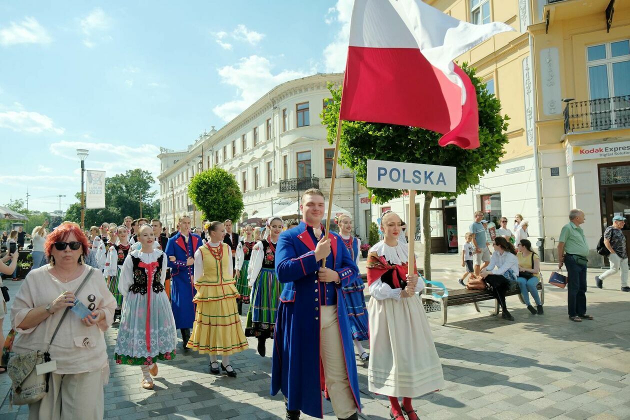  XXXVII Międzynarodowe Spotkania Folklorystyczne rozpoczęła parada zespołów (zdjęcie 18) - Autor: DW