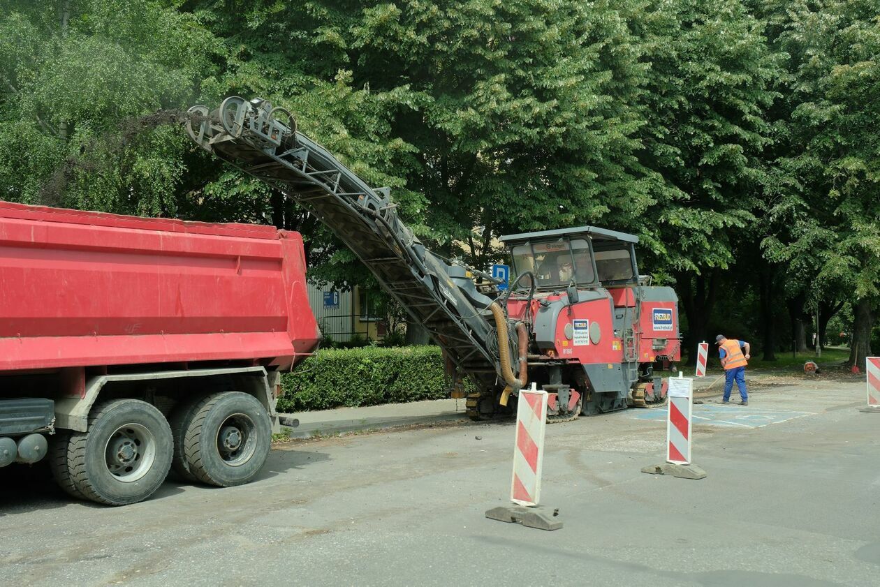  Wymiana nawierzchni na koncowym przystanku MPK linii 6 przy ul. Niepodległości  (zdjęcie 9) - Autor: DW