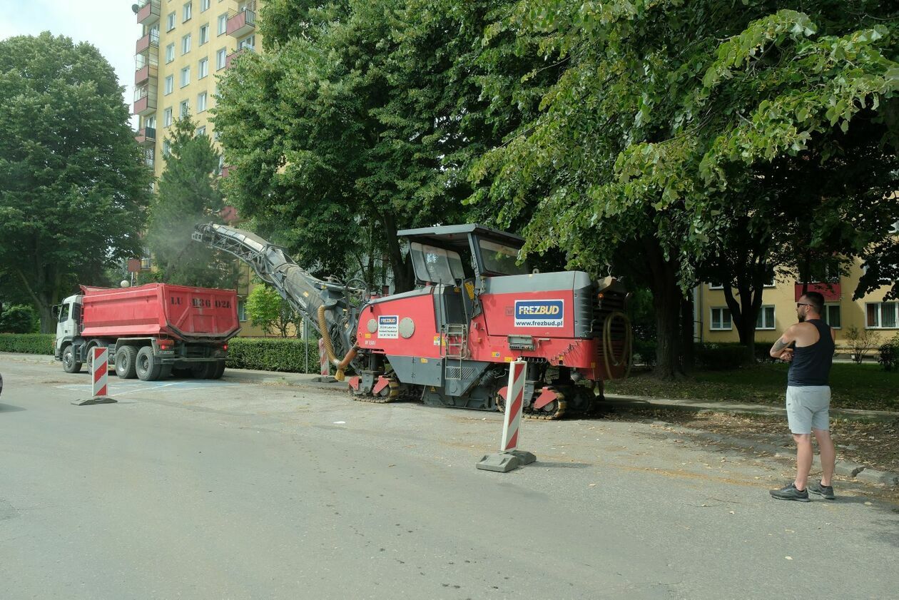  Wymiana nawierzchni na koncowym przystanku MPK linii 6 przy ul. Niepodległości  (zdjęcie 4) - Autor: DW