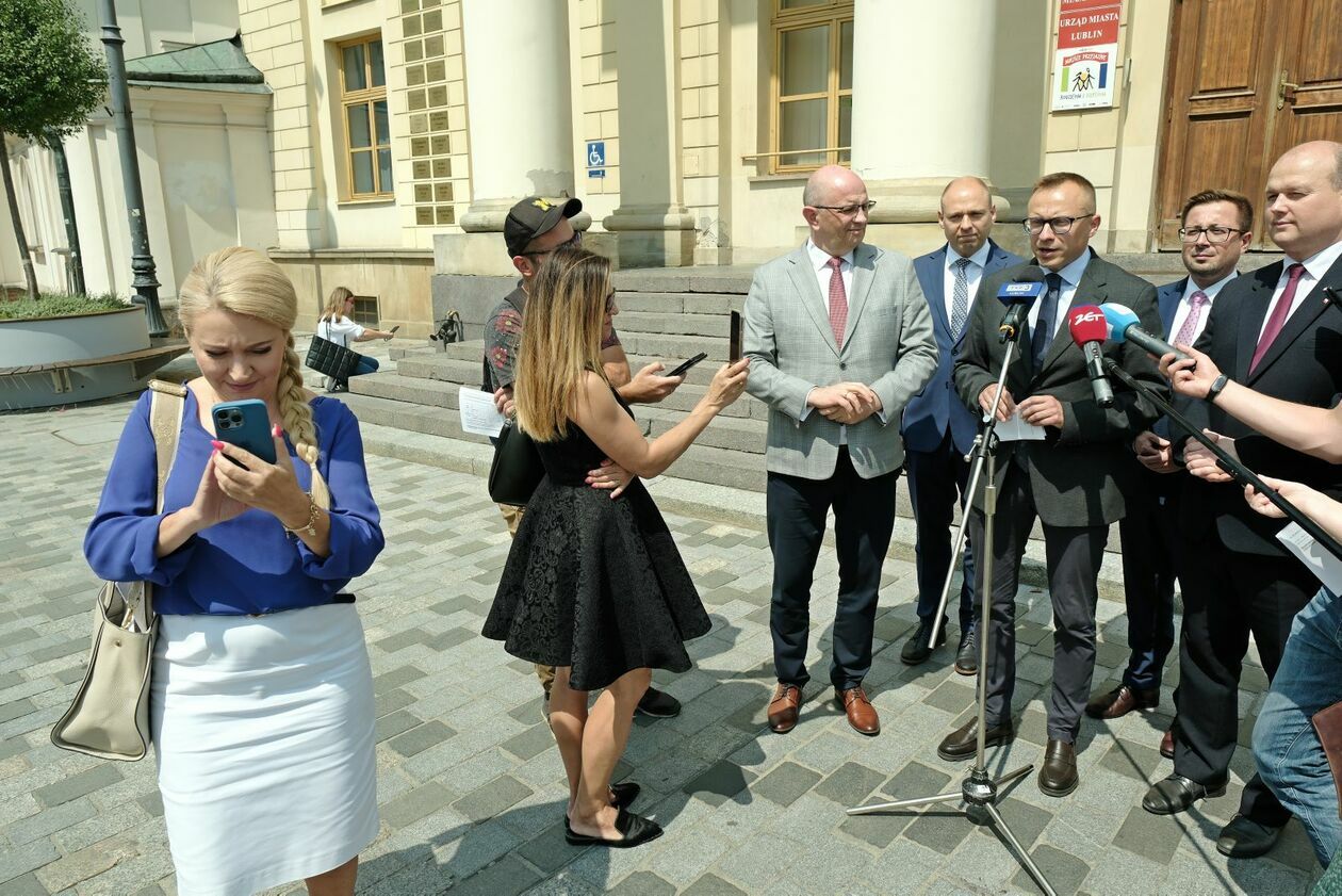  Konferencja prasowa wiceministra Artura Sobonia PIS zakłócona przez poseł Martę Wcisło PO (zdjęcie 6) - Autor: DW