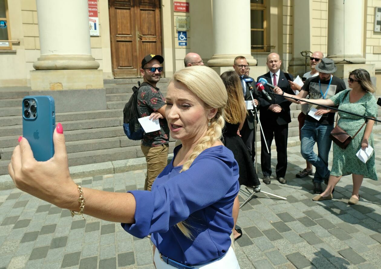 Konferencja prasowa wiceministra Artura Sobonia PIS zakłócona przez poseł Martę Wcisło PO - Autor: DW