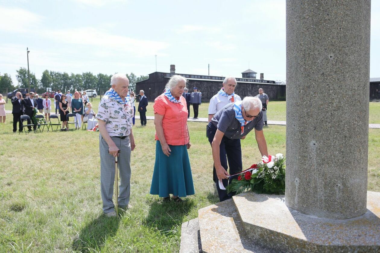  <p>Byli więźniowie KL Lublin składają kwiaty przed pomnikiem Trzech Orł&oacute;w na terenie byłego niemieckiego obozu koncetracyjnego.</p>