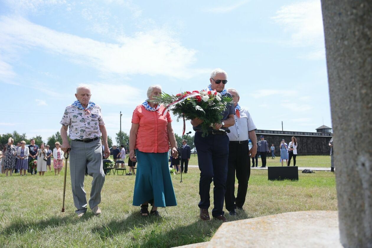  <p>Byli więźniowie KL Lublin składają kwiaty przed pomnikiem Trzech Orł&oacute;w na terenie byłego niemieckiego obozu koncetracyjnego.</p>