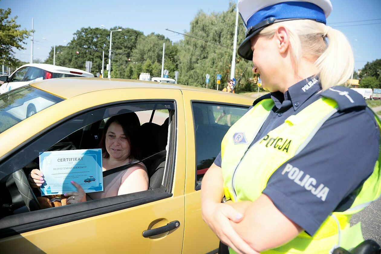<p>Pani Joanna podczas kontroli otrzymała Certyfikat Bezpiecznego kierowcy za ustąpienie pierwszeństwa na przejściu dla pieszych</p>