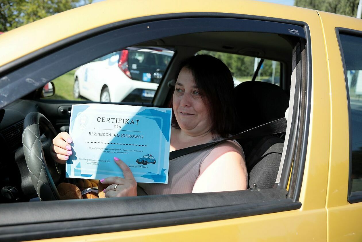  <p>Akcja KWP Lublin z okazji Dnia Bezpiecznego Kierowcy</p>
<p>&nbsp;</p>
<p>Pani Joanna podczas kontroli otrzymała Certyfikat Bezpiecznego kierowcy za ustąpienie pierwszeństwa na przejściu dla pieszych</p>