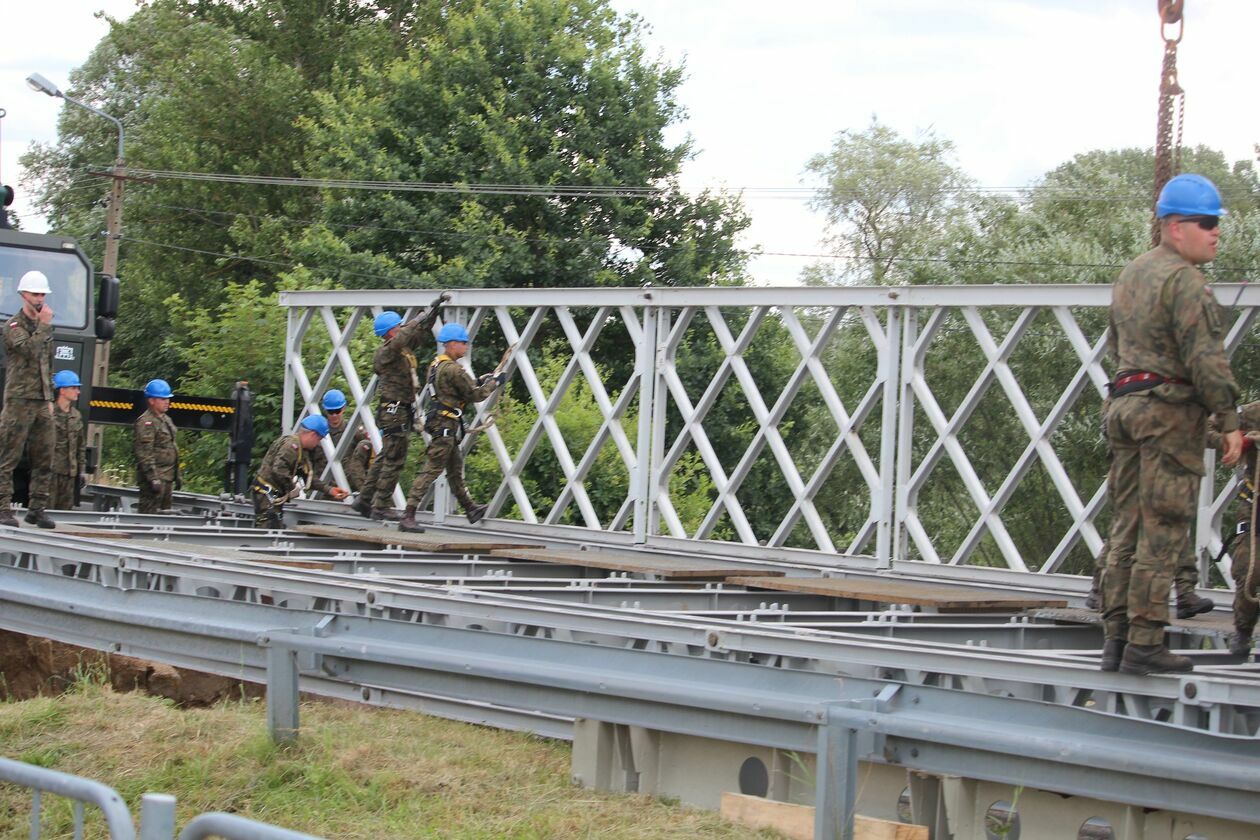  Saperzy stawiają most w miejscu wyrwy w Kuzawce (zdjęcie 2) - Autor: Ewelina Burda