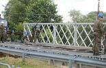 Saperzy stawiają most w miejscu wyrwy w Kuzawce (zdjęcie 2)