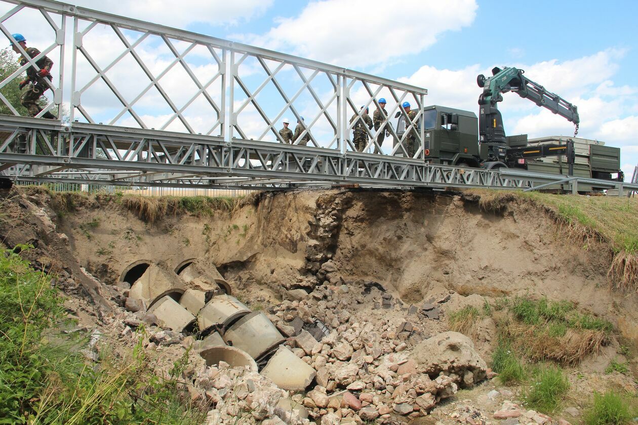Saperzy stawiają most w miejscu wyrwy w Kuzawce - Autor: Ewelina Burda