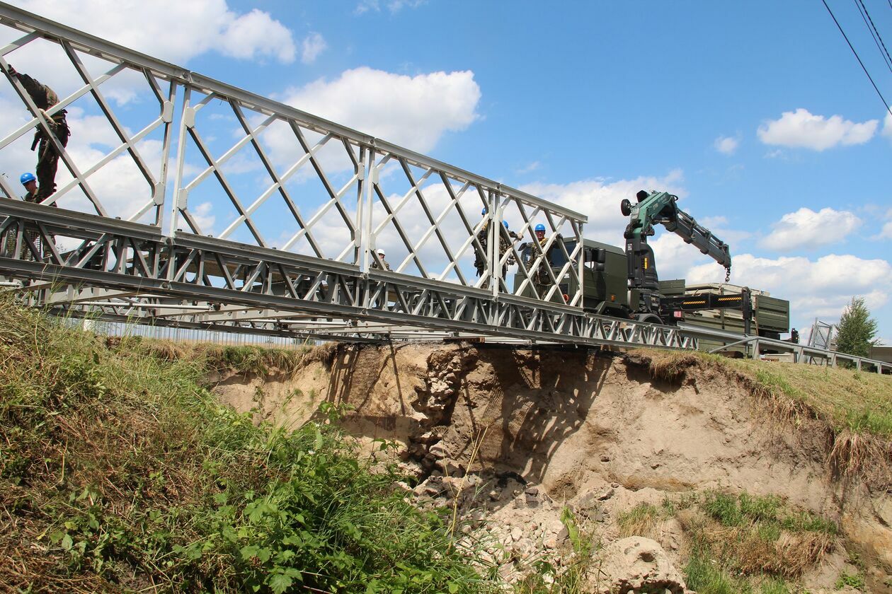  Saperzy stawiają most w miejscu wyrwy w Kuzawce  - Autor: Ewelina Burda