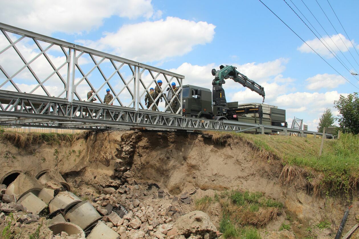  Saperzy stawiają most w miejscu wyrwy w Kuzawce (zdjęcie 11) - Autor: Ewelina Burda