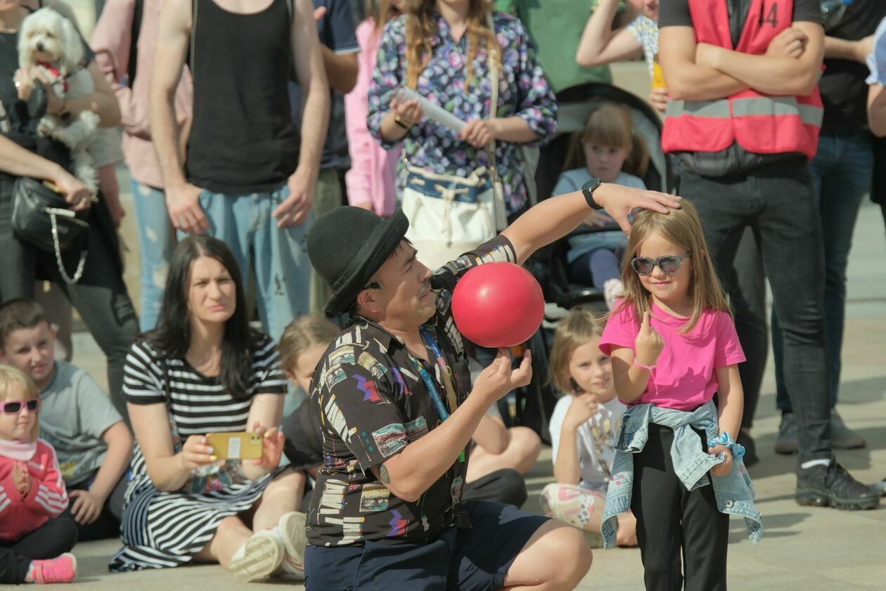  Carnaval Sztukmistrzów rozpoczęły występy Duo Patagonia, Mr Mostacho i Macieja z MC Fire (zdjęcie 28) - Autor: DW