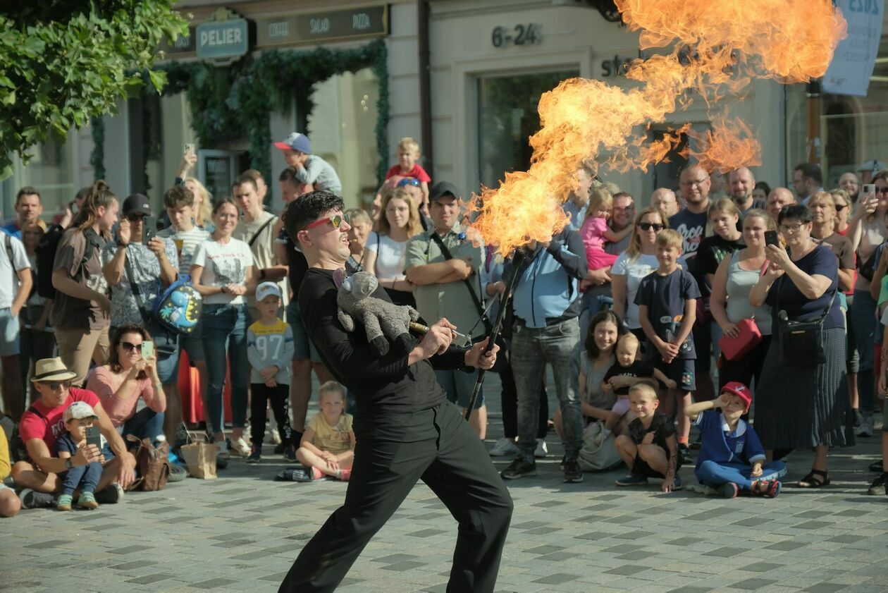  Carnaval Sztukmistrzów rozpoczęły występy Duo Patagonia, Mr Mostacho i Macieja z MC Fire (zdjęcie 59) - Autor: DW