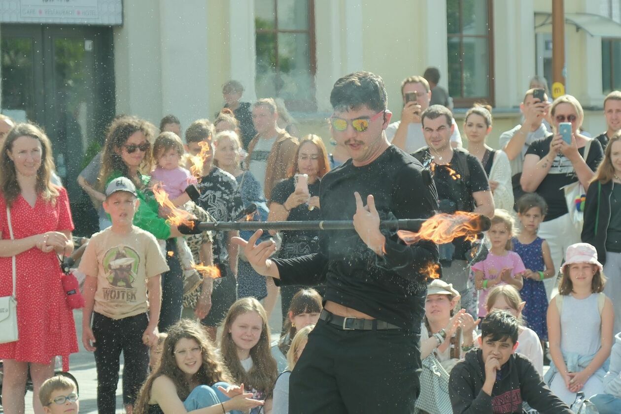  Carnaval Sztukmistrzów rozpoczęły występy Duo Patagonia, Mr Mostacho i Macieja z MC Fire (zdjęcie 53) - Autor: DW