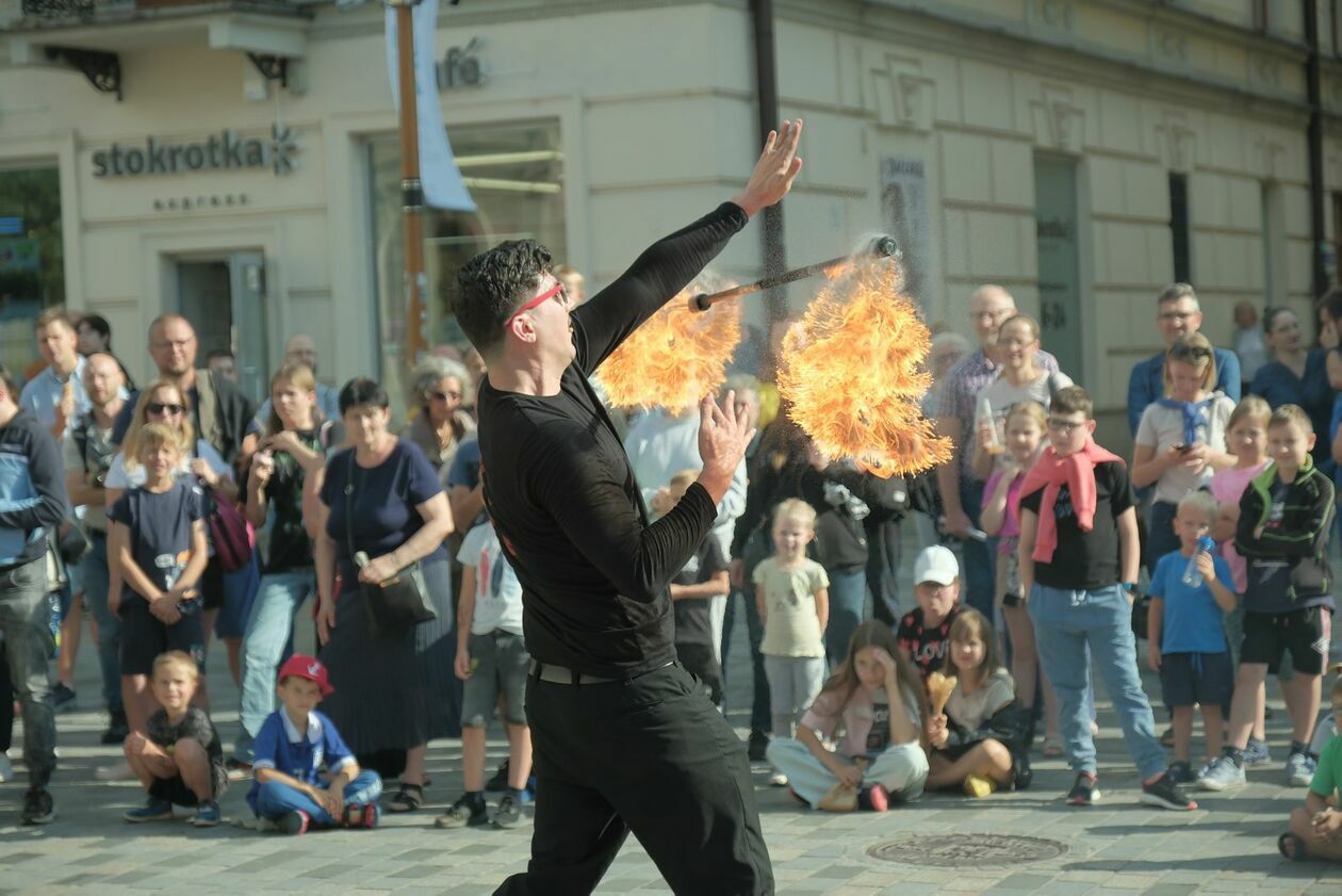  Carnaval Sztukmistrzów rozpoczęły występy Duo Patagonia, Mr Mostacho i Macieja z MC Fire (zdjęcie 54) - Autor: DW