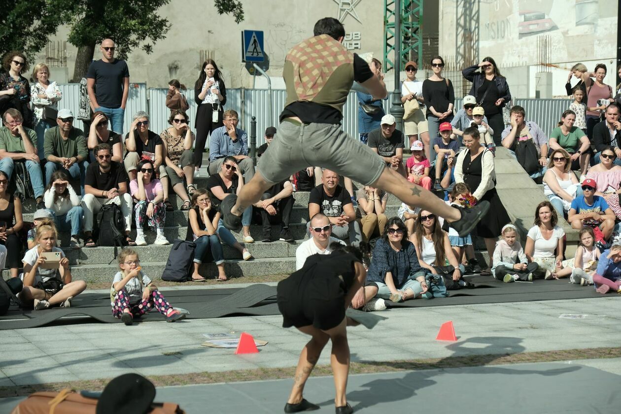  Carnaval Sztukmistrzów rozpoczęły występy Duo Patagonia, Mr Mostacho i Macieja z MC Fire (zdjęcie 2) - Autor: DW