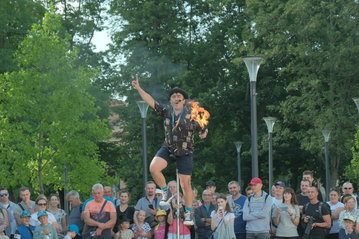  Carnaval Sztukmistrzów rozpoczęły występy Duo Patagonia, Mr Mostacho i Macieja z MC Fire (zdjęcie 38) - Autor: DW