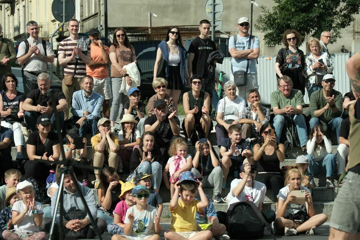  Carnaval Sztukmistrzów rozpoczęły występy Duo Patagonia, Mr Mostacho i Macieja z MC Fire (zdjęcie 5) - Autor: DW