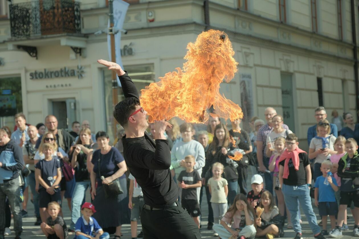  Carnaval Sztukmistrzów rozpoczęły występy Duo Patagonia, Mr Mostacho i Macieja z MC Fire (zdjęcie 1) - Autor: DW