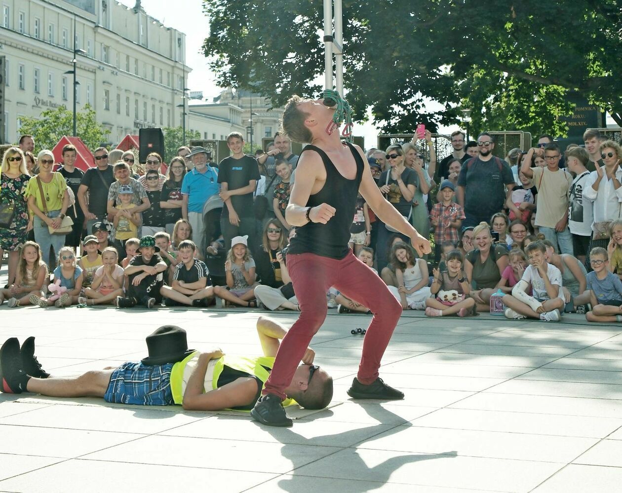  <p>Busker spaceruje&nbsp;z drabiną balansującą na brodzie przez plac Litewski</p>