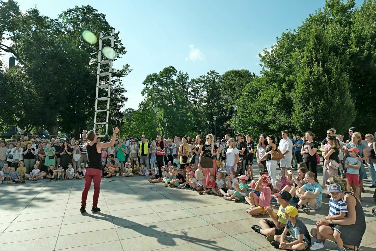  <p>Busker spaceruje&nbsp;z drabiną balansującą na brodzie przez plac Litewski</p>