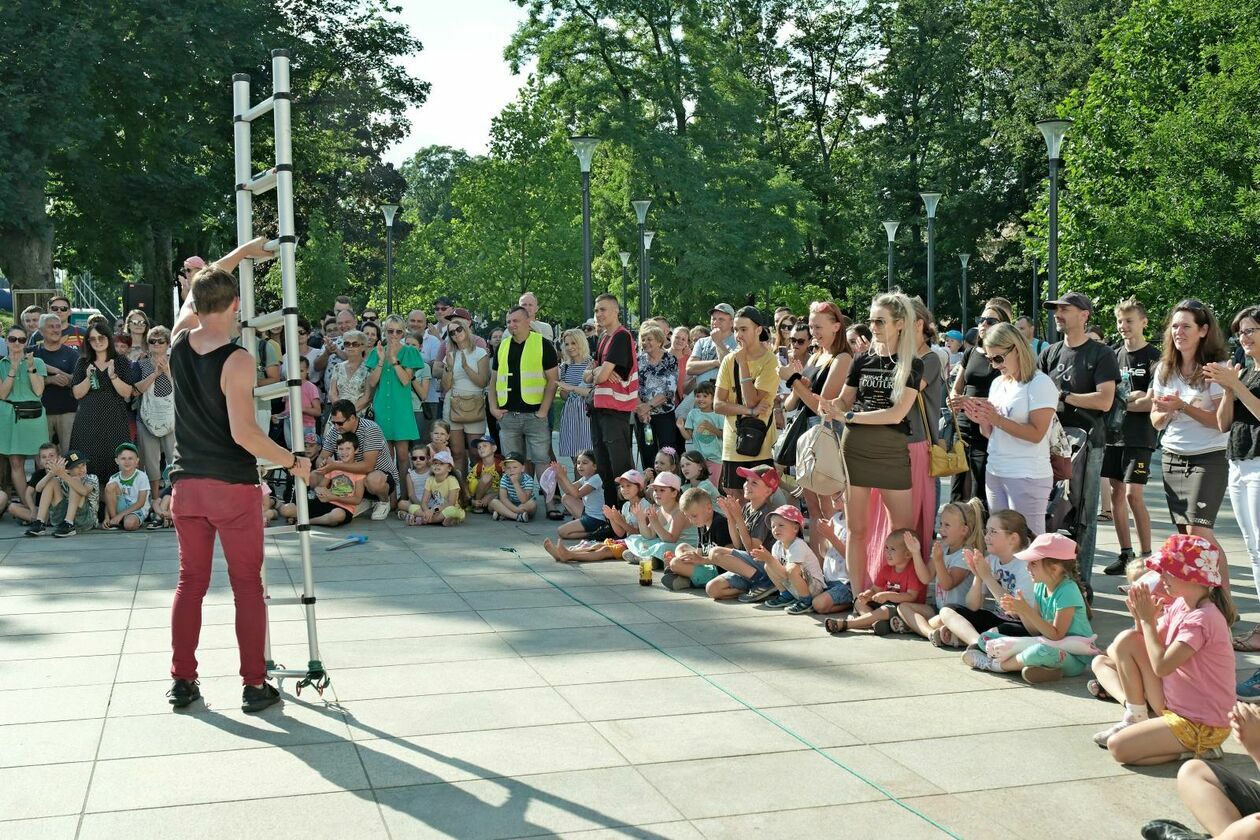  <p>Busker spaceruje&nbsp;z drabiną balansującą na brodzie przez plac Litewski</p>