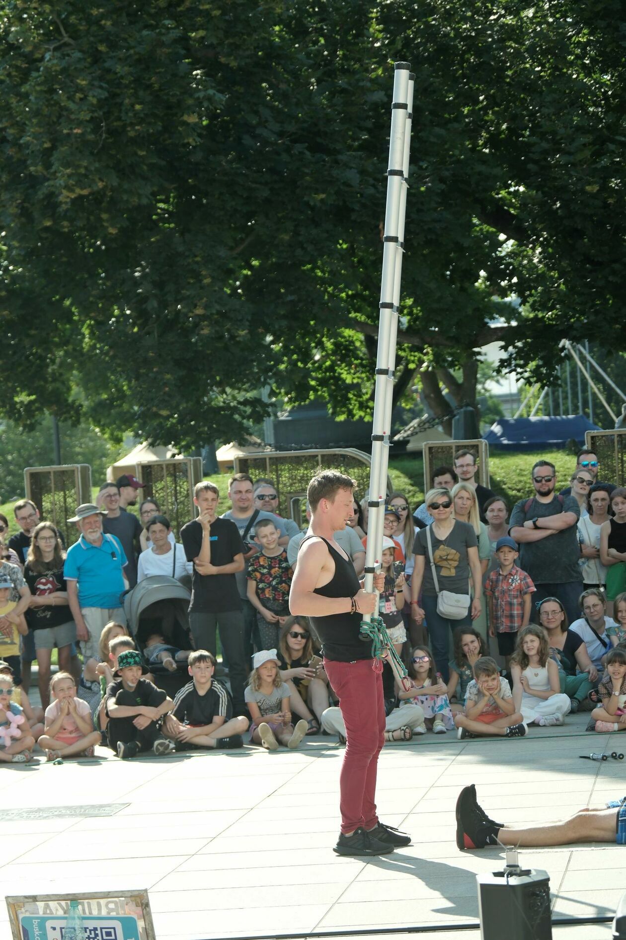  <p>Busker spaceruje&nbsp;z drabiną balansującą na brodzie przez plac Litewski</p>