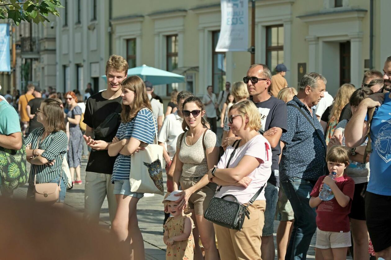  <p>Trik z pociętą linką, kt&oacute;ra się na powr&oacute;t łączy prezentowany na deptaku</p>