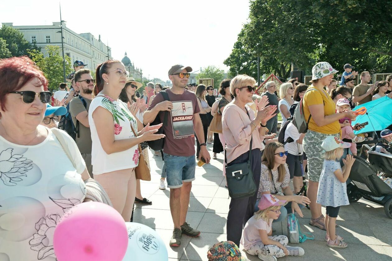  <p>Busker spaceruje&nbsp;z drabiną balansującą na brodzie przez plac Litewski</p>