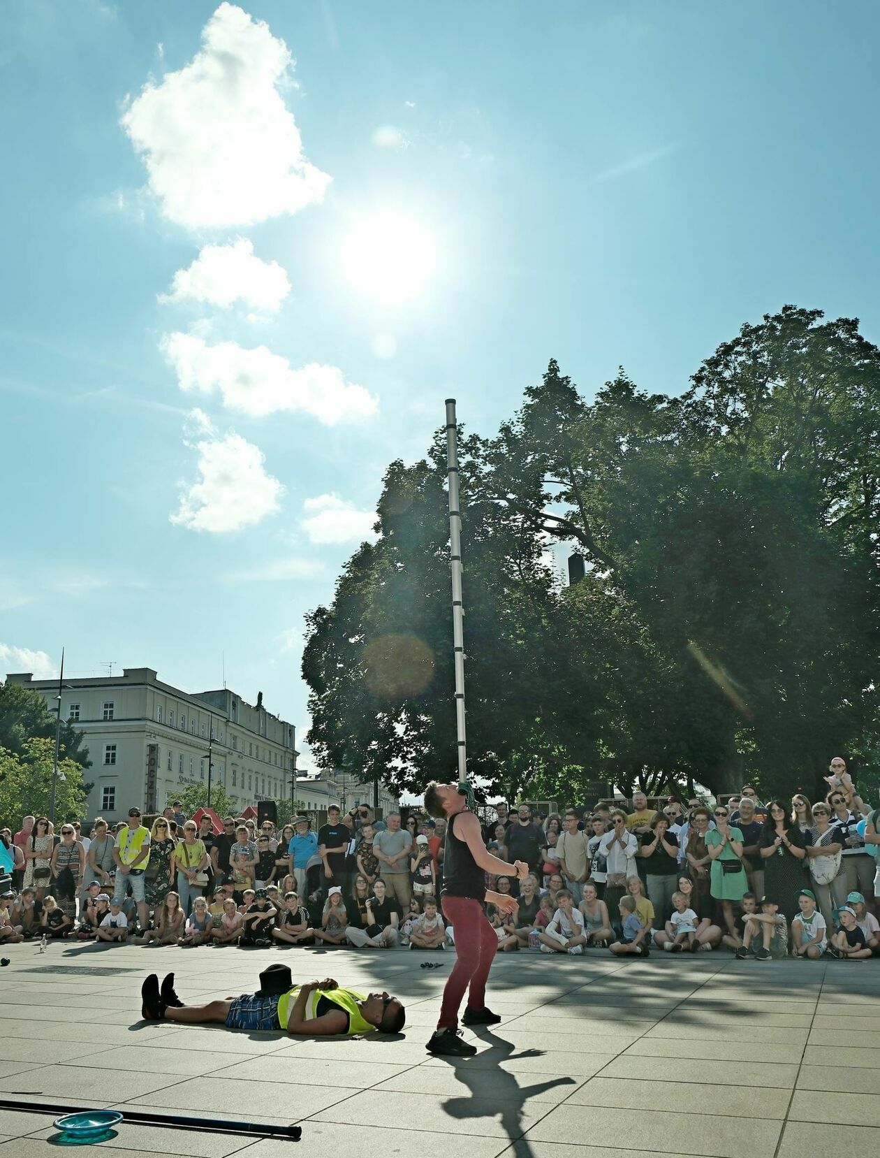  <p>Busker spaceruje&nbsp;z drabiną balansującą na brodzie przez plac Litewski</p>