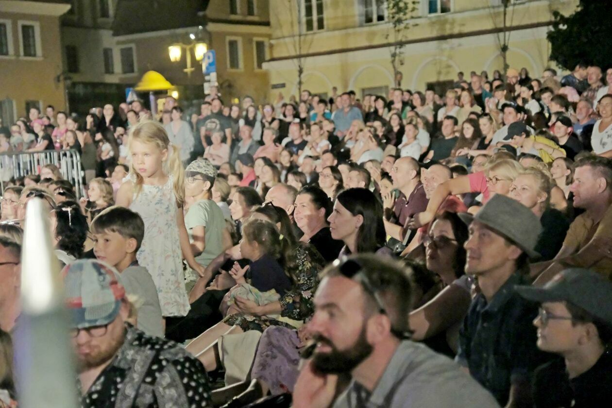  Carnaval Sztukmistrzów: występuje grupa akrobatów Akoreacro w spektaklu pt Postój awaryjny (zdjęcie 50) - Autor: DW