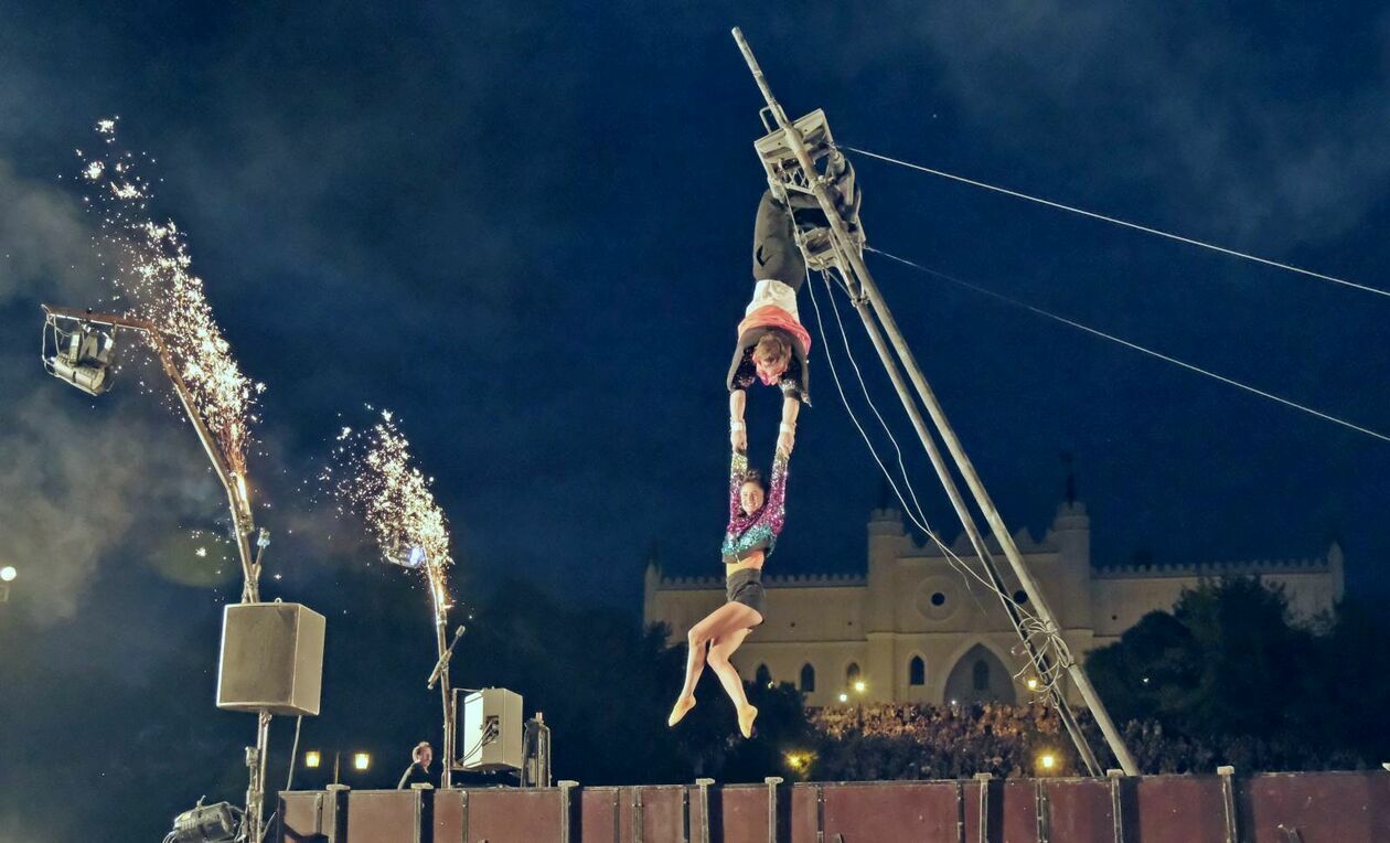  Carnaval Sztukmistrzów: występuje grupa akrobatów Akoreacro w spektaklu pt Postój awaryjny (zdjęcie 18) - Autor: DW