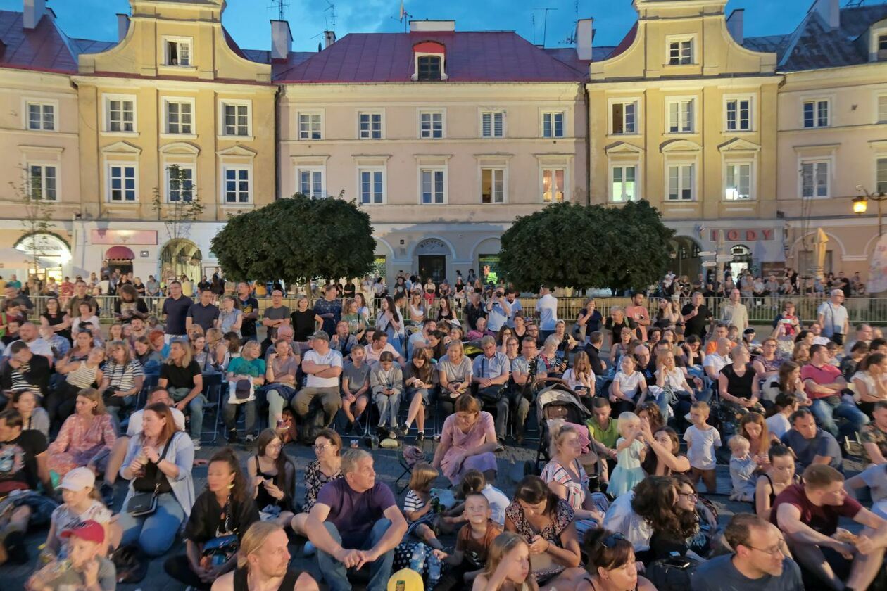 Carnaval Sztukmistrzów: występuje grupa akrobatów Akoreacro w spektaklu pt Postój awaryjny