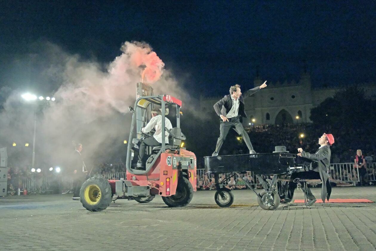  Carnaval Sztukmistrzów: występuje grupa akrobatów Akoreacro w spektaklu pt Postój awaryjny (zdjęcie 13) - Autor: DW