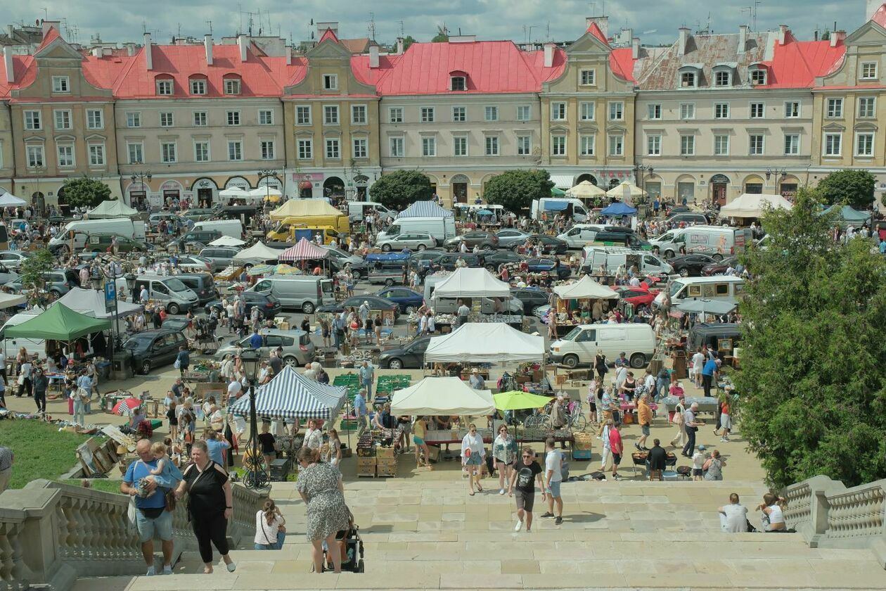  Lubelska giełda staroci tradycyjnie przyciągnęła tłum pasjonatów  (zdjęcie 1) - Autor: DW