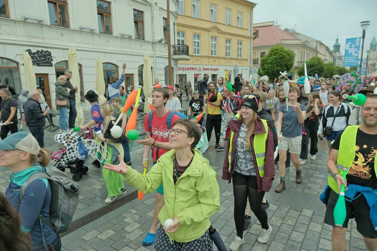 45. Europejska Konwencja Żonglerska - Cyrkowa parada na pożegnanie (zdjęcie 35) - Autor: DW