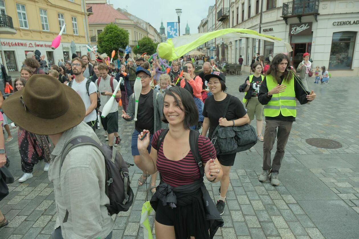  45. Europejska Konwencja Żonglerska - Cyrkowa parada na pożegnanie (zdjęcie 37) - Autor: DW