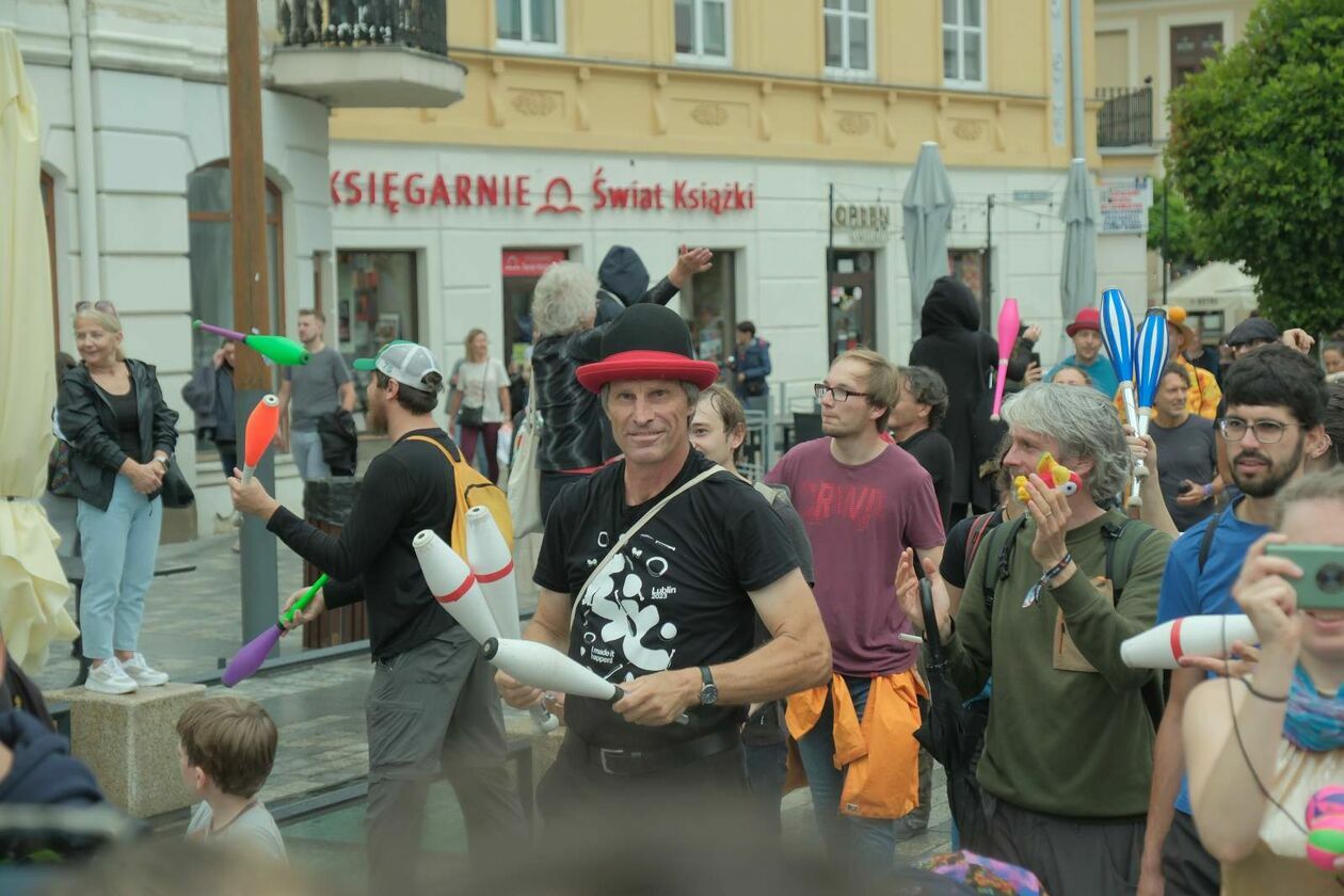  45. Europejska Konwencja Żonglerska - Cyrkowa parada na pożegnanie (zdjęcie 38) - Autor: DW