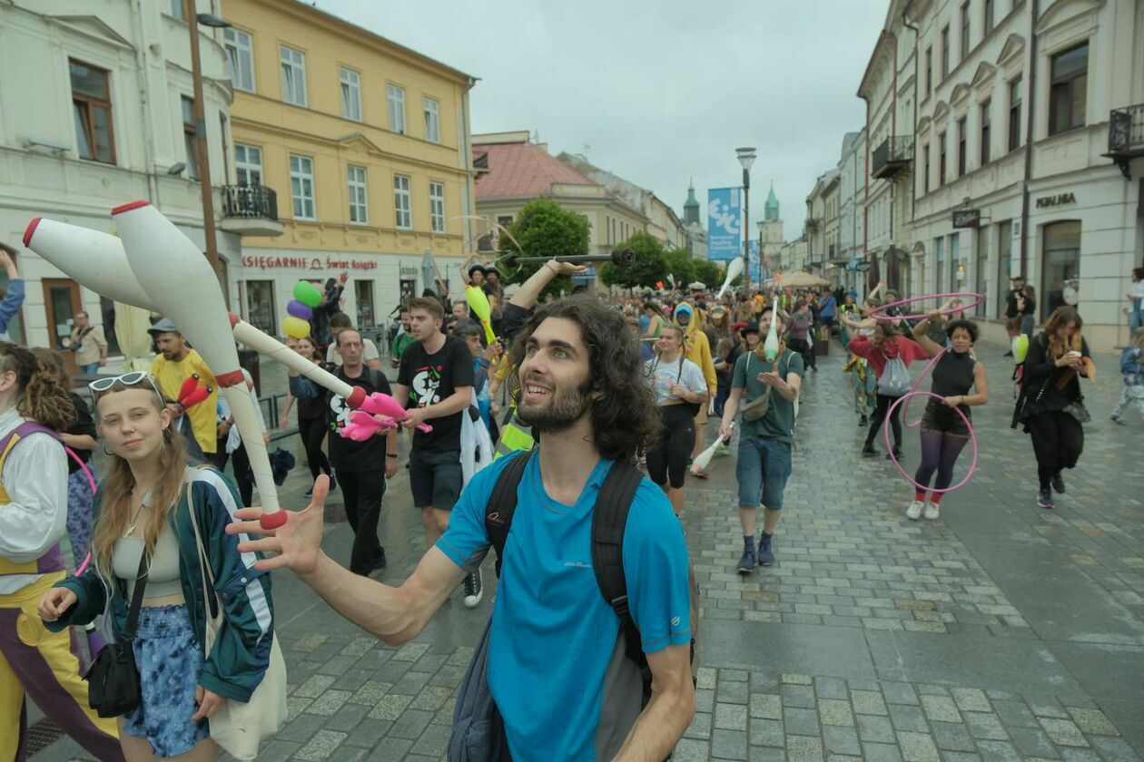  45. Europejska Konwencja Żonglerska - Cyrkowa parada na pożegnanie (zdjęcie 29) - Autor: DW