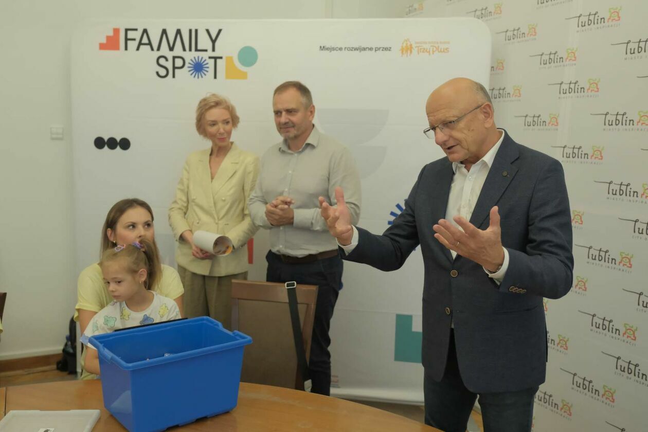  Projekt Family Spot - lubelski ratusz stał się centrum integracji rodzinnej (zdjęcie 17) - Autor: DW
